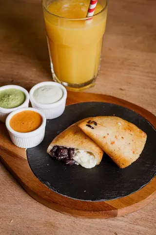 Empanada de Frijoles y Queso
