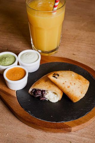Empanada de Frijoles y Queso