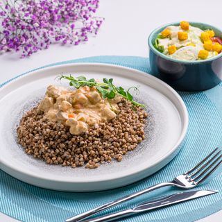 Гречана каша з вершковим соусом та куркою з грибами та салатом Цезар (380г)