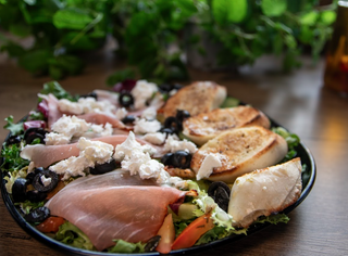 Z szynką dojrzewającą oliwkami i gorgonzola