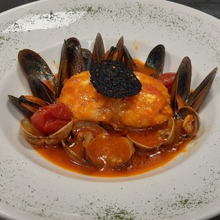 Pescatrice Alla Marinara E Frutti Di Mare