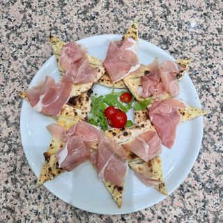 Focaccia con prosciutto crudo