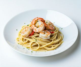 Spaghete aglio olio e pepperoncino cu creveți