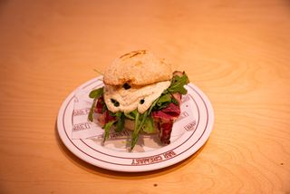 Mollete de pastrami con salsa tártara y rucula