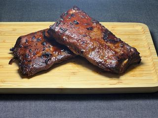 Coaste de porc desavarsite cu sos barbeque