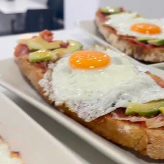TOMATE JAMON AGUACATE Y HUEVO