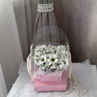 Композиція «Хризантема та гіпсофіл» у прозорому боксі