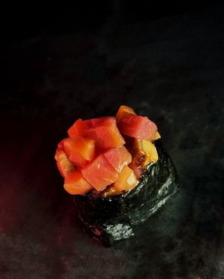 Гункан з міксом риби