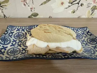 Montadito de pollo con ali oli de chimichurri y lima