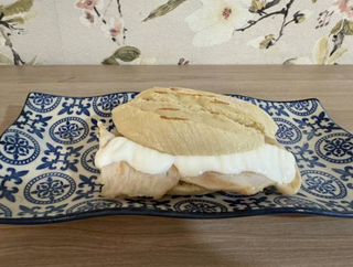 Montadito de pollo con ali oli de chimichurri y lima