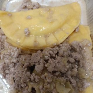 Ravioloni preparati a mano, ai carciofi e ragù bianco