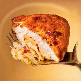 Piept de pui umplut cu legume ,sos hrean și garnitura