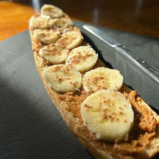 Tostada de Crema de Cacahuete, Canela y Platano