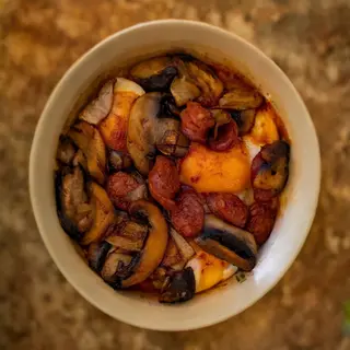 Huevos Rotos com Chistorra de Navarra e Cogumelos