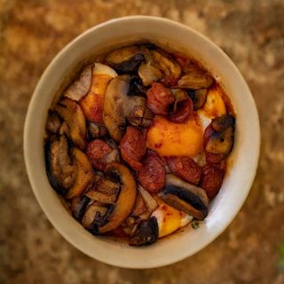 Huevos Rotos com Chistorra de Navarra e Cogumelos