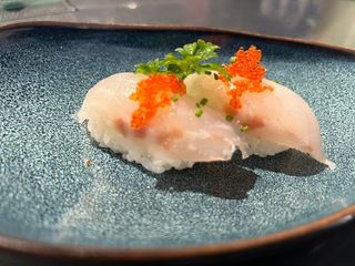 31. Nigiri de lubina (2 pzs.)