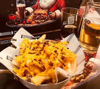 Patatine fritte con cheddar fuso e bacon