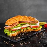 Кроасан с авокадо (250г)