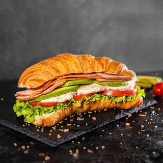 Кроасан с авокадо (250г)