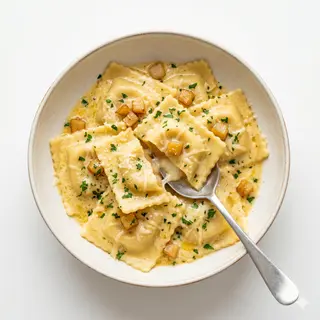 Raviolis De Pera Amb Salsa 3 Formatges