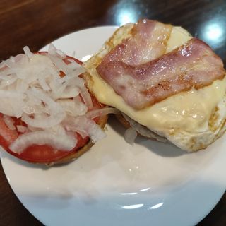 Hamburguesa Mixta  Con Queso Y Bacon ( Ternera y Cerdo) 