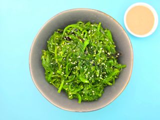 Салат Чука з Горіховим соусом (150г)