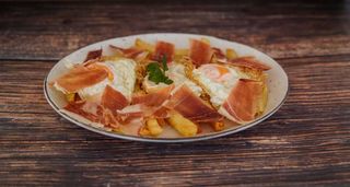 Patatas Con Huevos Rotos Y Jamón