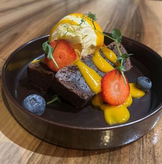 Čokoladni desert sa sladoledom i sosom od manga