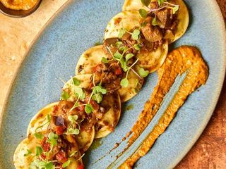 Óvalo de brandada de bacalao con caponata y romesco