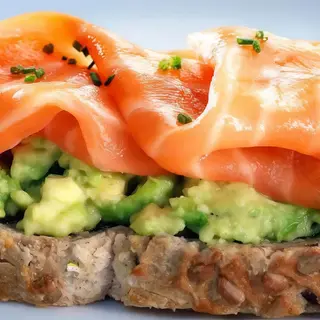 Salmón con tostadas