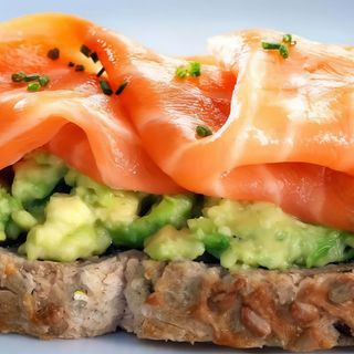 Salmón con tostadas