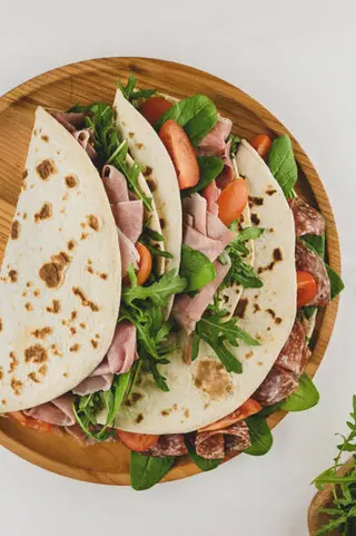 Piada con provola affumicata, funghi e speck