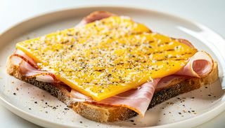 Сандвич с шунка и кашкавал