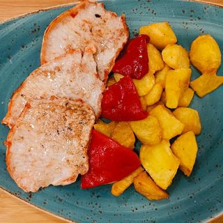 Lomo Adobado Con Pimientos Y Patatas Fritas Caseras