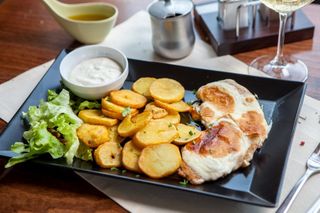 Piept de pui în crustă de caș afumat