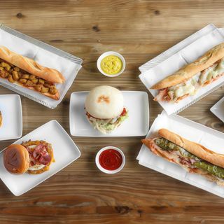 Bocadillos, bikinis y sándwich