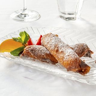 Filloas Crujientes Con Crema Pastelera Al Azúcar Y Canela