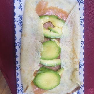 Crep salado de salmón con aguacate laminado