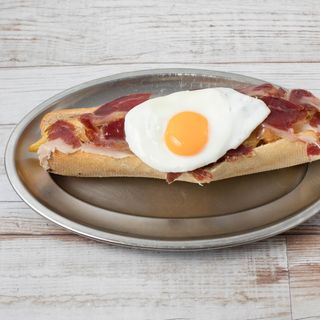 Huevos rotos con paleta ibérica y patatas SUPER