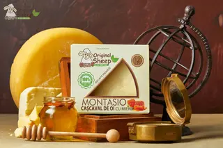 Cașcaval Montasio din lapte de oi și caprine, maturat in miere 