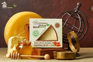 Cașcaval Montasio din lapte de oi și caprine, maturat in miere 