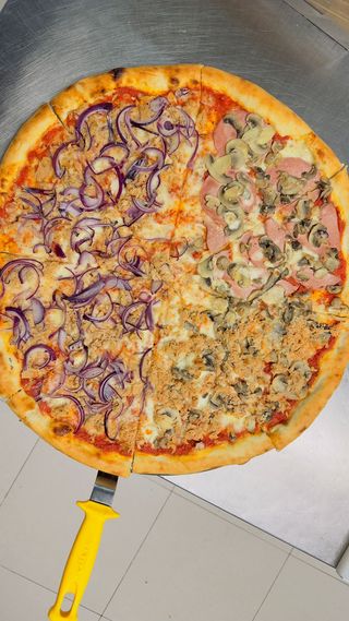 Pizza tonno e cipolla al trancio