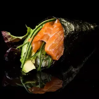 70A. Temaki salmón con aguacate (2 pzs.)