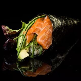 70A. Temaki salmón con aguacate (2 pzs.)