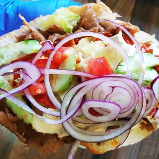 Kebab w bułce z wołowiną baraniną duży