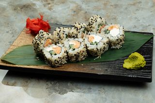 Каліфорнія з смаженим лососем в кунжуті (330г)