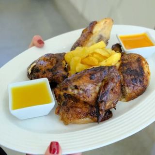 pollo asado al horno (medio) con ensalada y patatas fritas