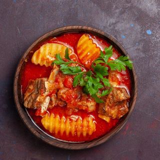 Solomillos De Pollo de Corral, en Salsa de Mango, Tomate, Pimienta Blanca y Curry con Guarnición a elegir