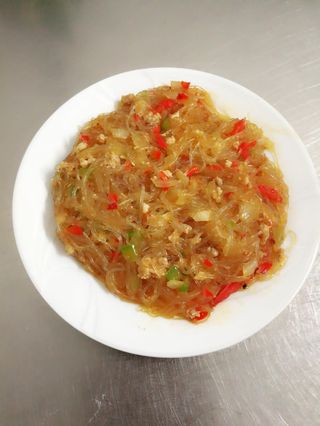 56 Spaghetti di soia saltati con carne piccante 辣肉粉丝