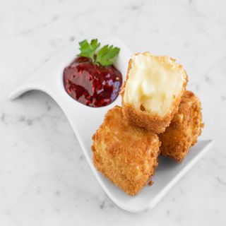 Brie rebozado con mermelada de frambuesas 